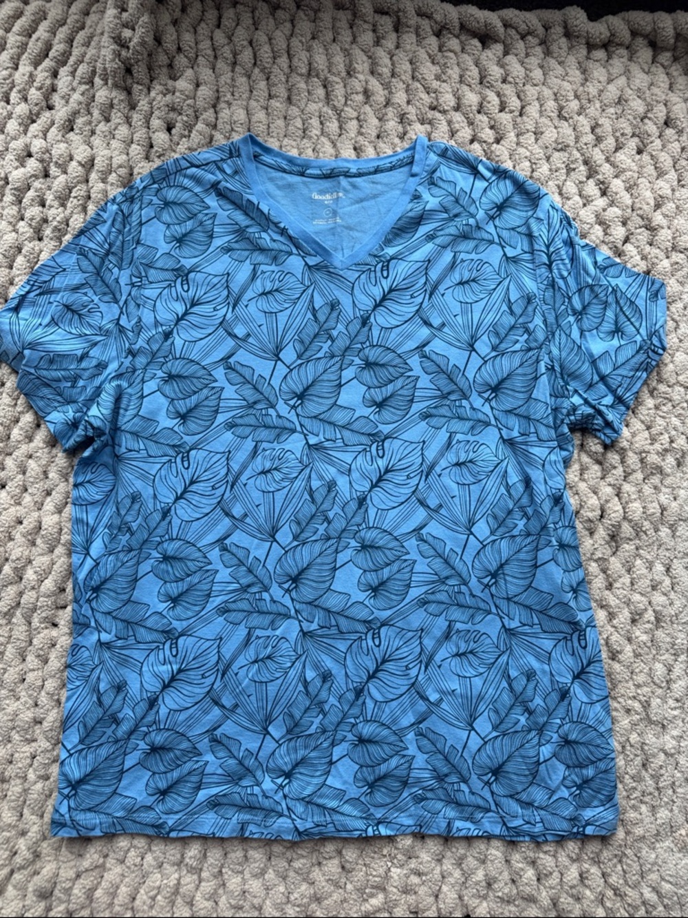 Goodfellow & Co Blue V-Neck Short Sleeve Top with Navy Leaf Print